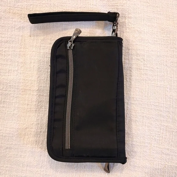 Lug Tandem SE RFID Wristlet Black Zip Wallet Black NWOT - Picture 2 of 7